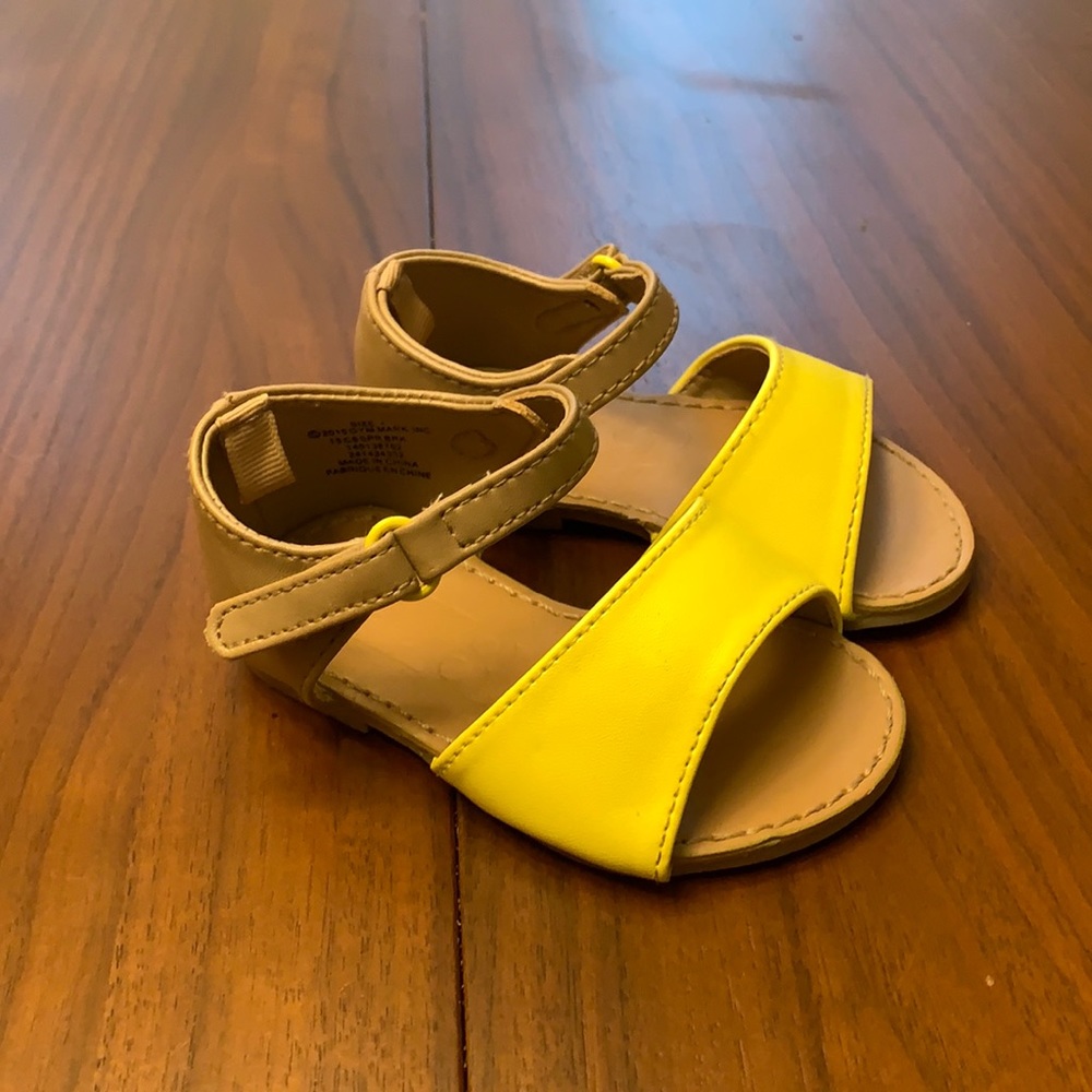 EUC Crazy 8 Sandals